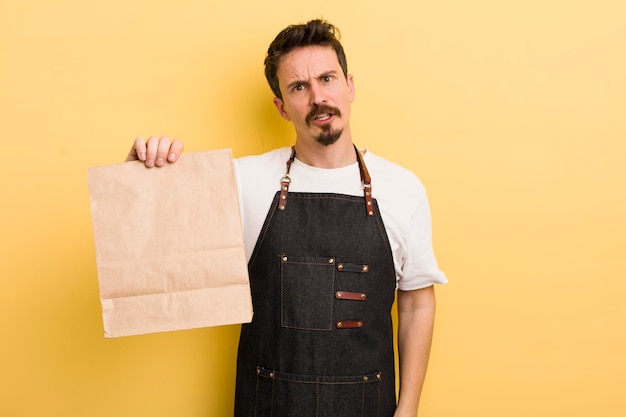 Foto sentendosi perplesso e confuso il fast food consegna il concetto