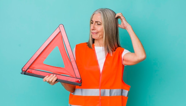 Foto sentendosi perplesso e confuso grattarsi la testa