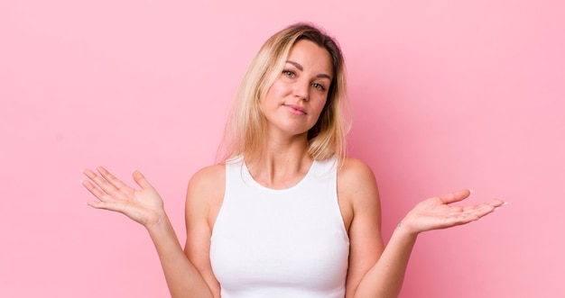 Foto sentirsi perplessi e confusi insicuri sulla risposta corretta o sulla decisione nel tentativo di fare una scelta