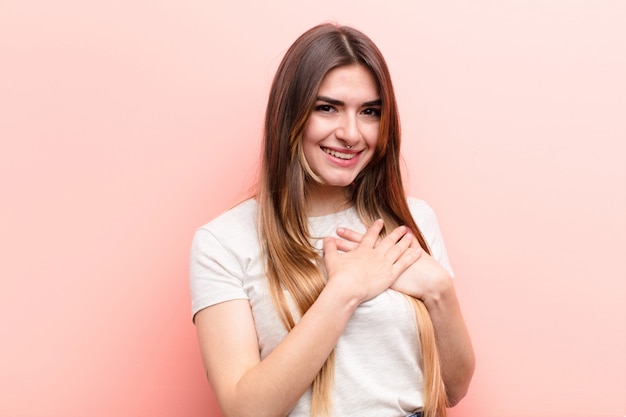 Sentirsi romantici, felici e innamorati, sorridendo allegramente e tenendosi per mano vicino al cuore