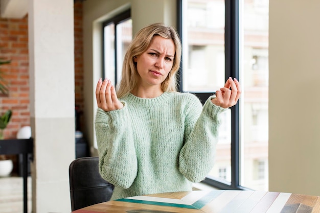 Foto sentirsi tristi e stressati senza gesti di denaro con uno sguardo negativo e ansioso