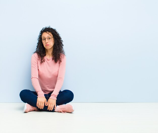 Foto sentirsi triste e stressato, sconvolto a causa di una brutta sorpresa, con uno sguardo negativo e ansioso