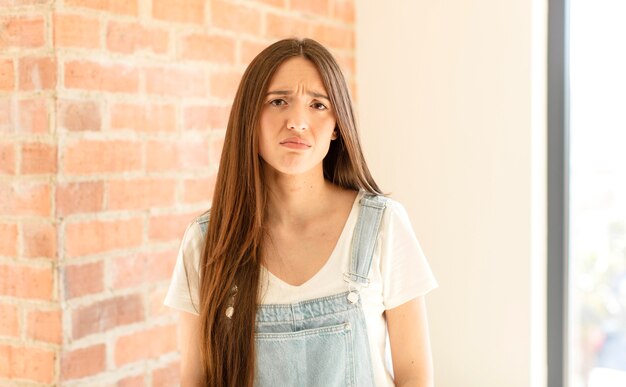 不幸な表情で悲しみと泣き言を感じ、否定的で欲求不満の態度で泣く