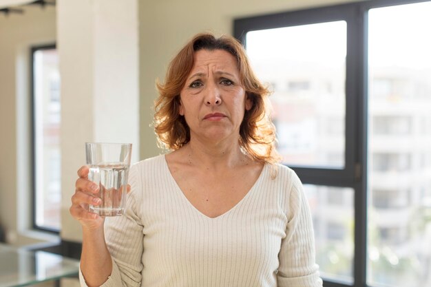 Foto sentirsi triste e lamentoso con uno sguardo infelice e piangere