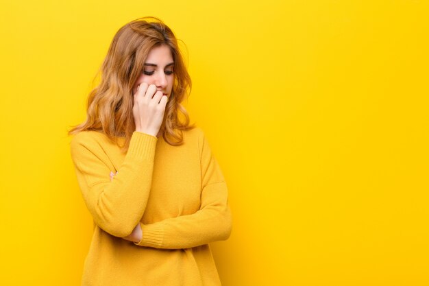 Sentirsi seri, premurosi e preoccupati, fissando lateralmente con la mano premuta contro il mento