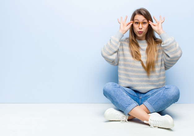 Sentirsi scioccati, stupiti e sorpresi, con gli occhiali dallo sguardo stupito e incredulo