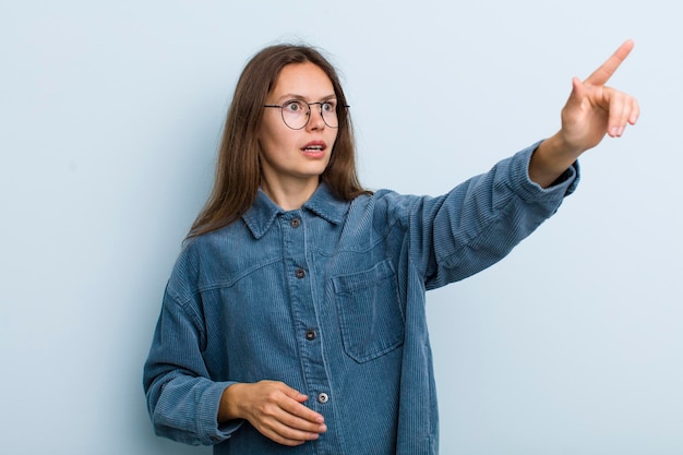 驚いた口を開けた表情で畏敬の念を抱き、上向きに指差して驚いたことにショックを受けた