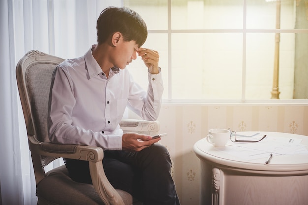 Sensazione di malessere e stanchezza. uomo d'affari che si sente stressato senza lavoro.