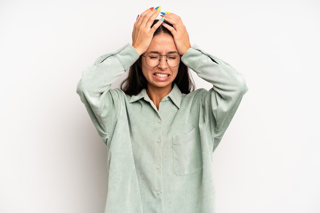 Foto sentirsi stressati e ansiosi, depressi e frustrati con un mal di testa che porta entrambe le mani alla testa