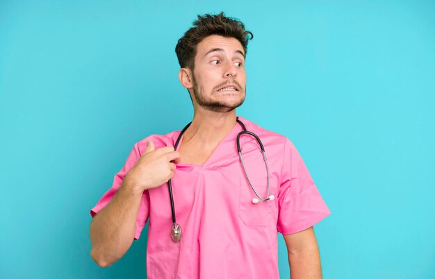 ストレスを感じて不安になり、疲れて欲求不満になります