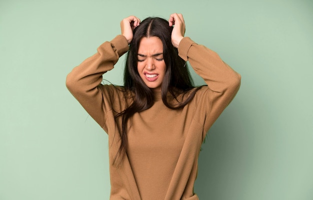 Foto sensazione di stress e frustrazione alzando le mani alla testa sensazione di stanchezza infelice e con emicrania