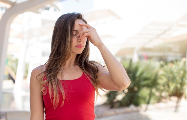 Foto sentirsi stressati, infelici e frustrati toccando la fronte e soffrendo di emicrania o forte mal di testa