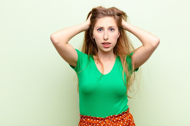 Foto sentirsi stressati, preoccupati, ansiosi o spaventati, con le mani sulla testa, nel panico per errore