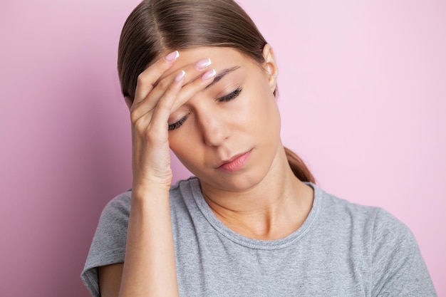 Sensazione di forte mal di testa che massaggia le tempie esauste per il superlavoro affaticato signora sopraffatta