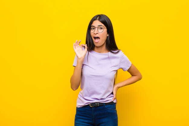 Sentirsi soddisfatti e soddisfatti, sorridere con la bocca spalancata, fare segno giusto con la mano