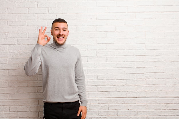 Sentirsi soddisfatti e soddisfatti, sorridere con la bocca spalancata, fare segno giusto con la mano