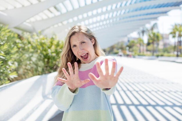 写真 恐怖を感じて後退し、恐怖とパニックで悲鳴を上げ、悪夢に反応する