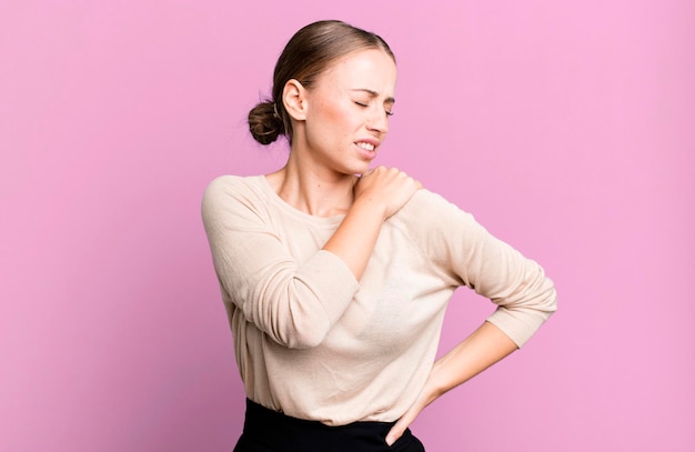 Foto sentirsi stanco stressato ansioso frustrato e depresso soffre di dolore alla schiena o al collo