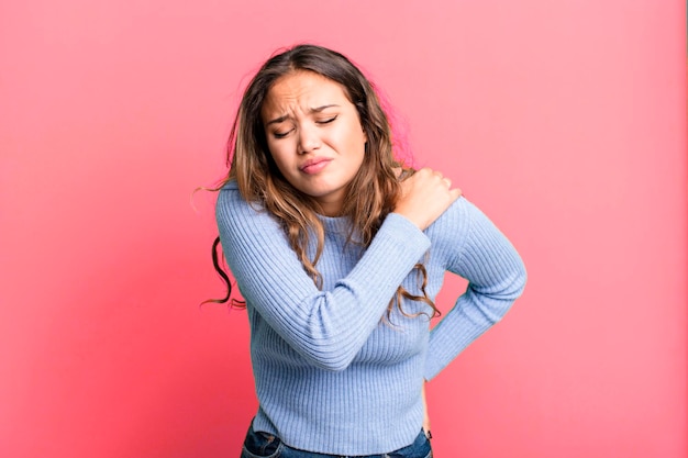 Foto sentirsi stanco stressato ansioso frustrato e depresso soffre di dolore alla schiena o al collo