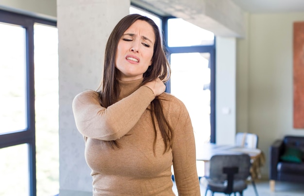 Foto sentirsi stanco stressato ansioso frustrato e depresso soffre di dolore alla schiena o al collo