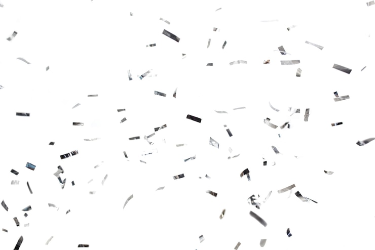 Foto feest, decoratie en vakantie concept - zilveren confetti op witte achtergrond