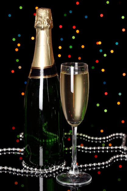 Feestchampagne met wijnglas op kerstverlichting