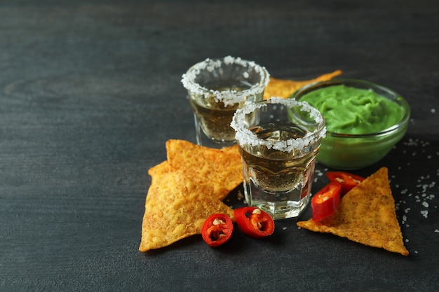 Feestconcept met tequila, guacamole en chips