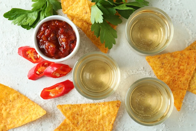 Feestconcept met tequila, guacamole en chips