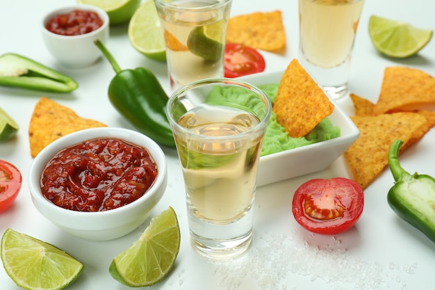 Feestconcept met tequila, guacamole en chips