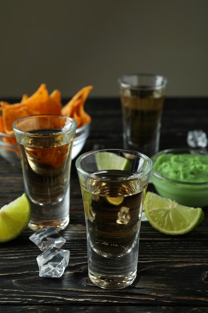 Feestconcept met tequila, guacamole en chips