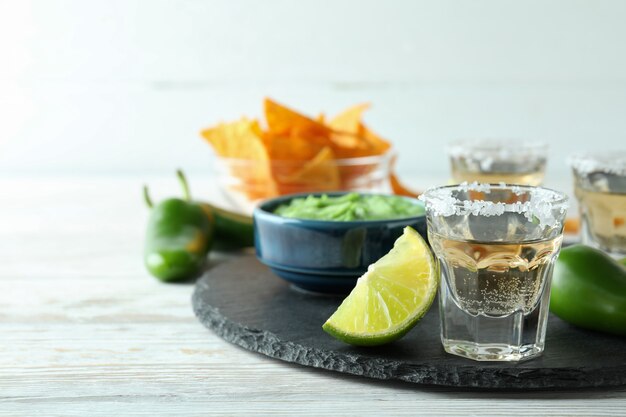 Feestconcept met tequila, guacamole en chips