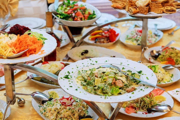 Feestdecoratie eettafel met eten en drinken