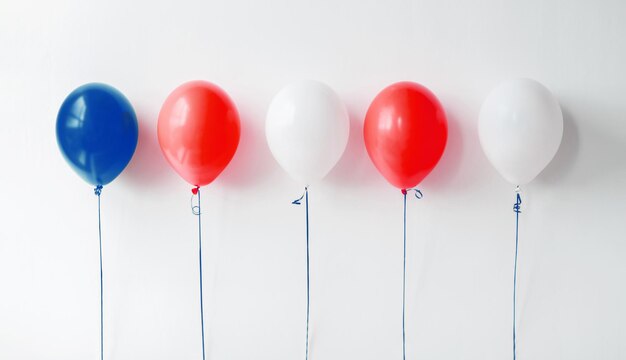 Foto feestdecoratie met rode witte en blauwe ballonnen