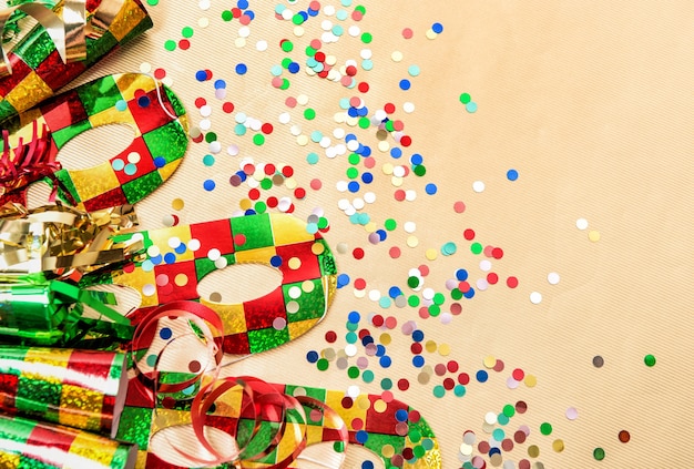 Foto feestdecoraties voor carnaval. kleurrijke vakantie achtergrond