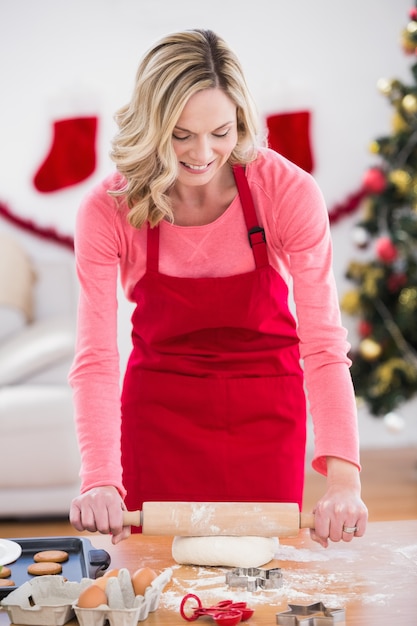 Feestelijk blonde die Kerstmiskoekjes maken