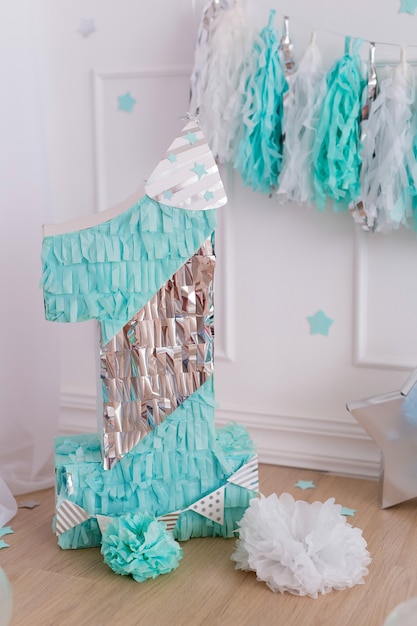 Feestelijk decor met confetti, cadeaus en kwastjeslinger