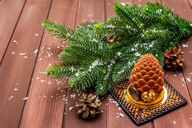 Foto feestelijk dessert in de vorm van een kerst dennenappel