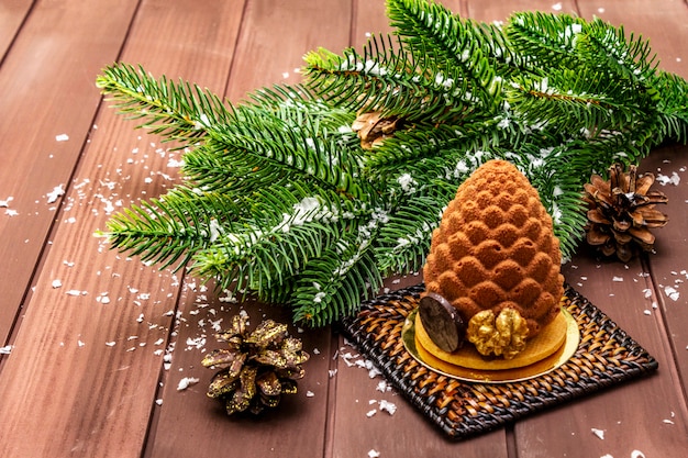 Feestelijk dessert in de vorm van een Kerstmissparappel met spartakken