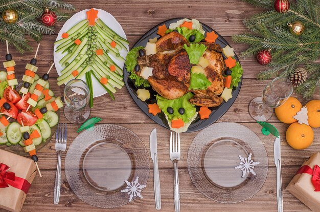 Feestelijk diner voor kerst en oud en nieuw - gebakken kip, eetbare boom en groentehapjes.