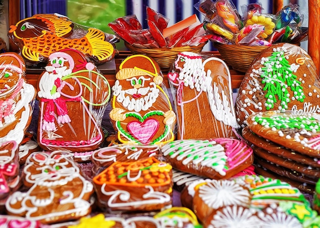 Feestelijk gekleurde peperkoeken bij de kraam tijdens de kerstmarkt in Riga, Letland. Selectieve focus