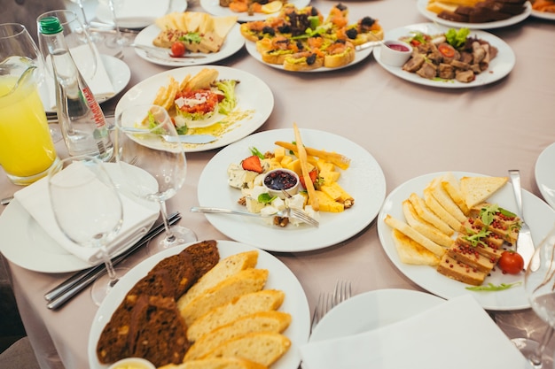 Feestelijk gereserveerde eettafel in het restaurant