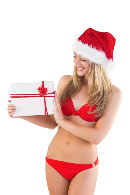 Feestelijk geschikt blonde in rode bikini die gift toont