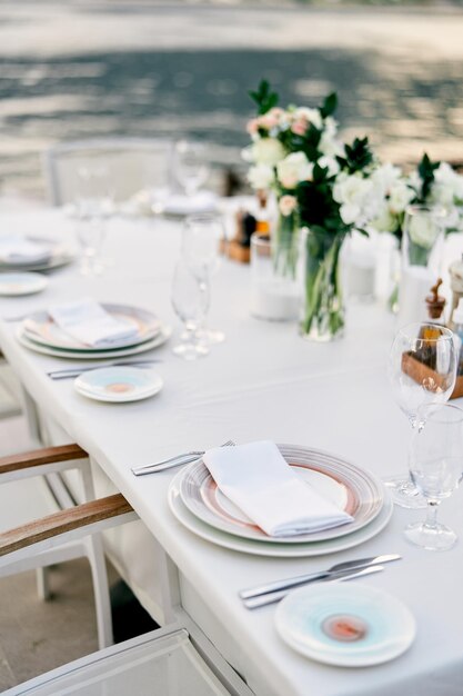 Feestelijk geserveerde tafel met boeketten bloemen