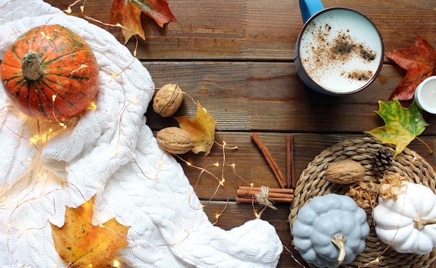 Feestelijk herfstdecor van pompoenen, bessen en bladeren op een houten achtergrond Concept van Thanksgiving day of Halloween Flat lag herfstcompositie met kopieerruimte