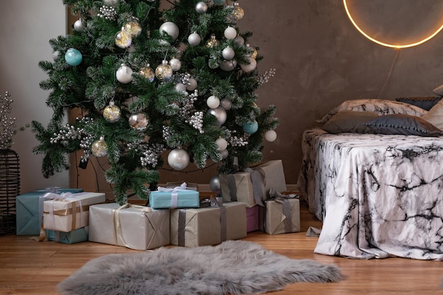 Feestelijk interieur met versierde kerstboom