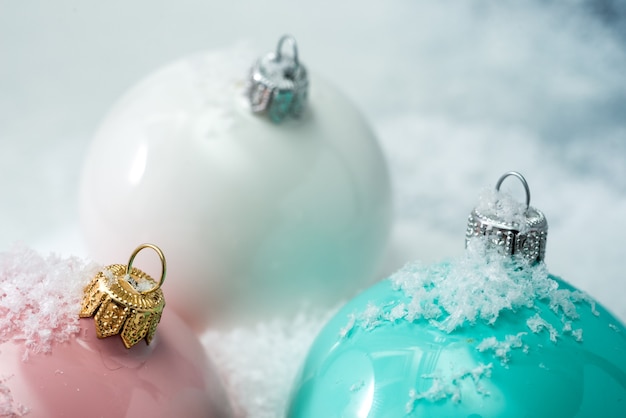 Foto feestelijk kerstbehang met kleur ballen en sneeuwvlokken bokeh muur en design