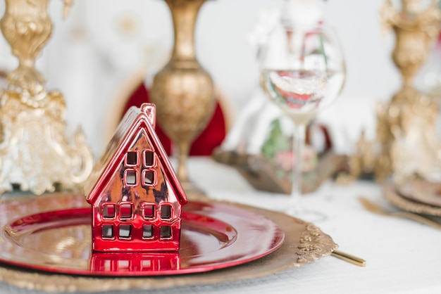 Feestelijk kerstdiner Rood huis op een bord op tafel