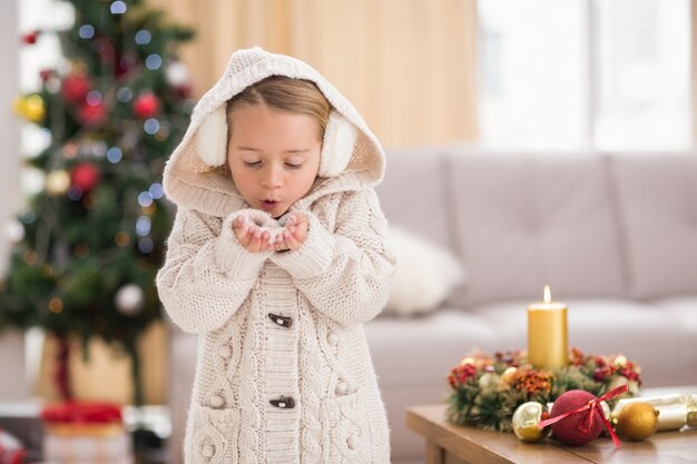 Feestelijk meisje dat over handen blaast