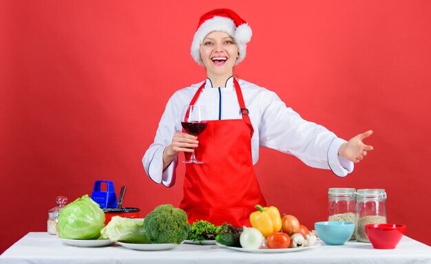 Feestelijk menuconcept. Kerstdiner idee. Kerstmenu. Vrouw chef-kok of huisvrouw koken en wijn drinken. Geen stress. Beste kerstrecepten. Geniet van eenvoudige ideeën voor een winterfeest en een kerstdiner.