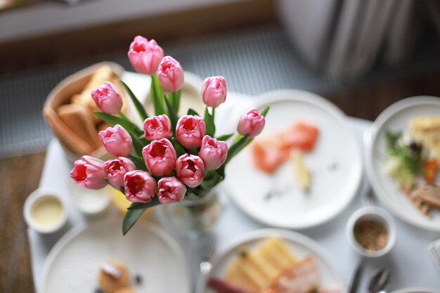 Feestelijk ontbijt met roze tulpen